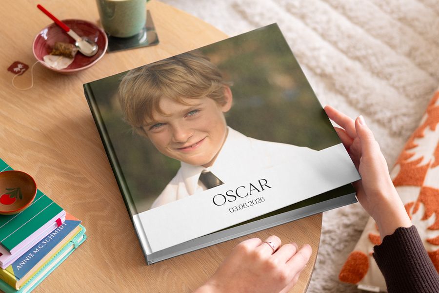 Un livre photo de première communion personnalisé rempli de souvenirs, illustrant comment créer un album pour la 1ère communion avec Photobox.