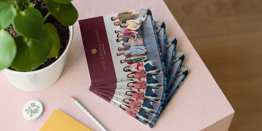 Un livre photo scolaire Photobox montrant une classe d’adolescents posant devant un tableau blanc, pour inspirer des yearbooks de lycée, des albums photo scolaires et des idées de livre photo scolaire.
