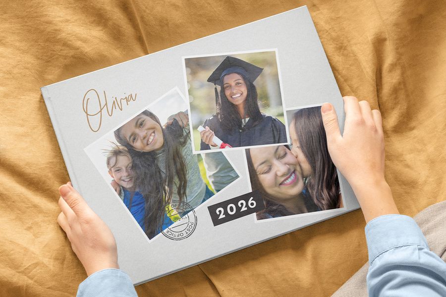 Un livre photo de remise de diplôme Photobox daté de 2026 avec trois photos sur la couverture, dont une jeune fille en toque et toge aux côtés de deux photos de famille de son enfance, pour inspirer des cadeaux de remise de diplôme personnalisés et des idées de livre photo.