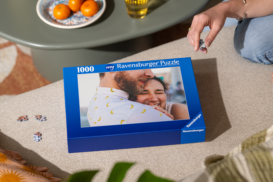 Un puzzle personnalisé Photobox avec un couple heureux sur le devant, illustrant l’idée d’un message caché pour une demande en mariage créative.