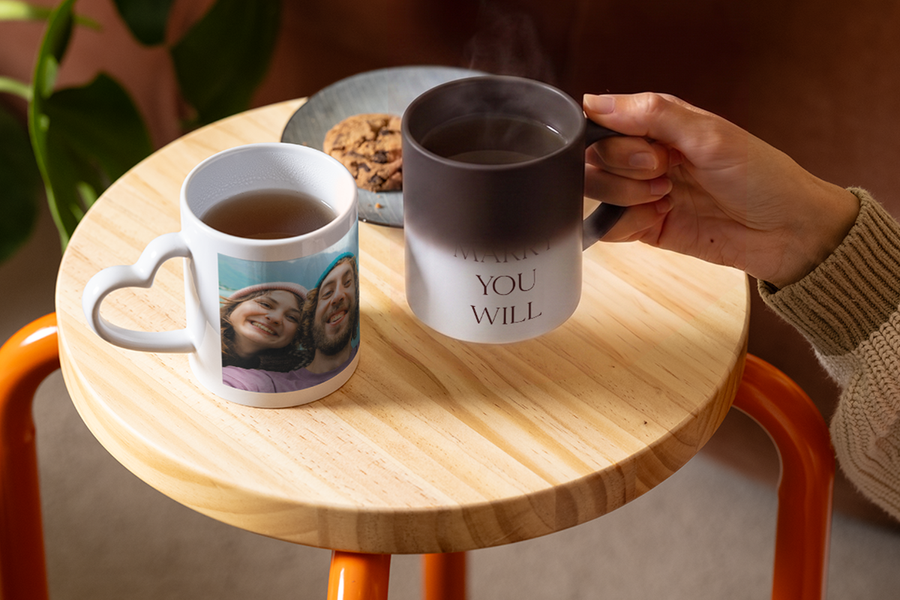 Une tasse magique personnalisée Photobox révèle peu à peu les mots « Veux-tu m’épouser ? », illustrant une idée de demande en mariage créative et romantique.