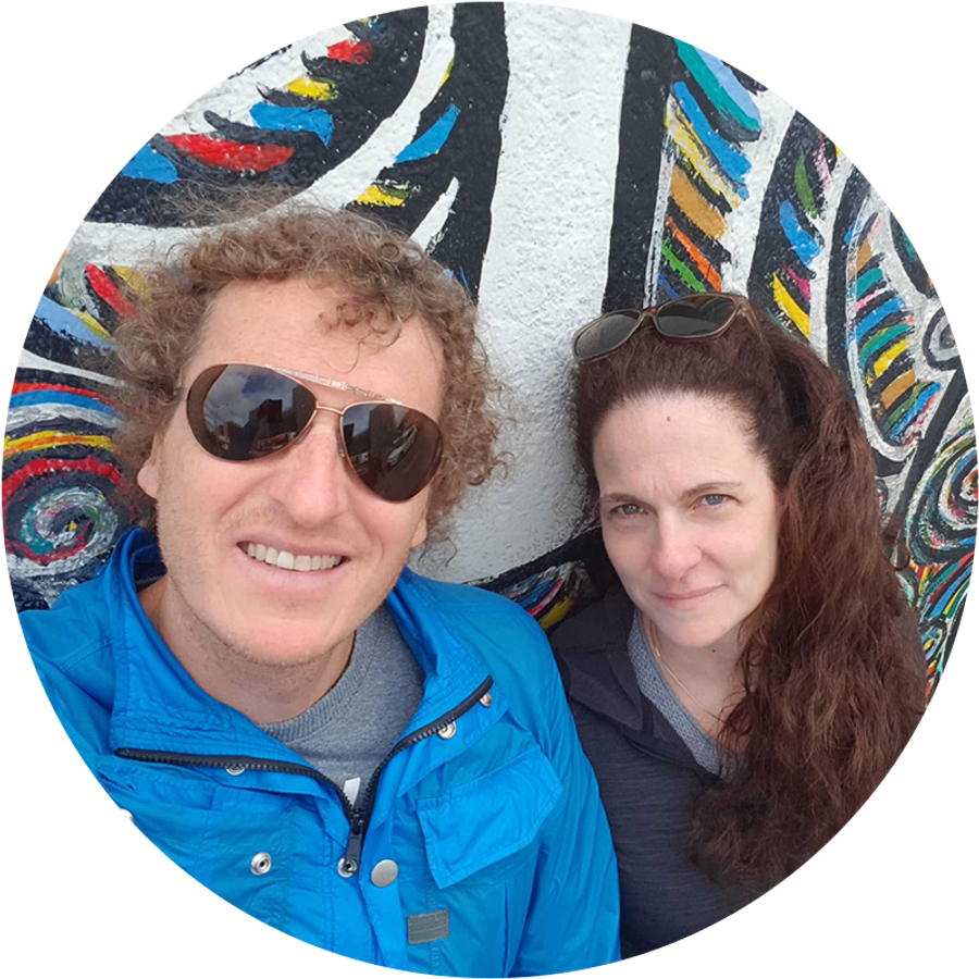 Efrat et son mari prennent un selfie devant le mur de Berlin, illustrant l’histoire de la demande en mariage d’Efrat et un moment de demande personnel et plein de sens.