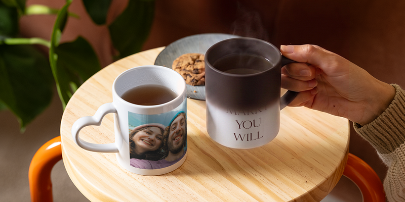 Une tasse magique personnalisée Photobox révèle peu à peu les mots « Veux-tu m’épouser ? », illustrant une idée de demande en mariage créative et romantique.