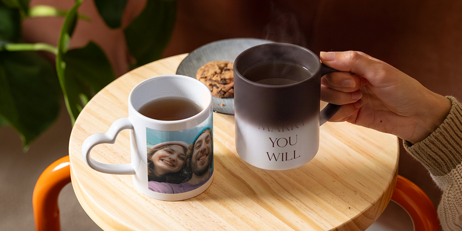 Une tasse magique personnalisée Photobox révèle peu à peu les mots « Veux-tu m’épouser ? », illustrant une idée de demande en mariage créative et romantique.