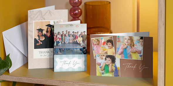 Une sélection de cartes merci prof personnalisées Photobox est présentée côte à côte sur une étagère, pour inspirer un message de remerciement pour prof simple, sincère et de fin d’année.