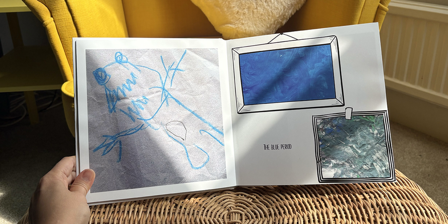 Un album photo enfant ouvert présente sur la page de gauche un dessin pleine page d'un monstre et sur la page de droite deux œuvres d'enfants accompagnées de légendes et de bordures décoratives, illustrant les idées de mise en page de Photobox pour un album photo enfant.