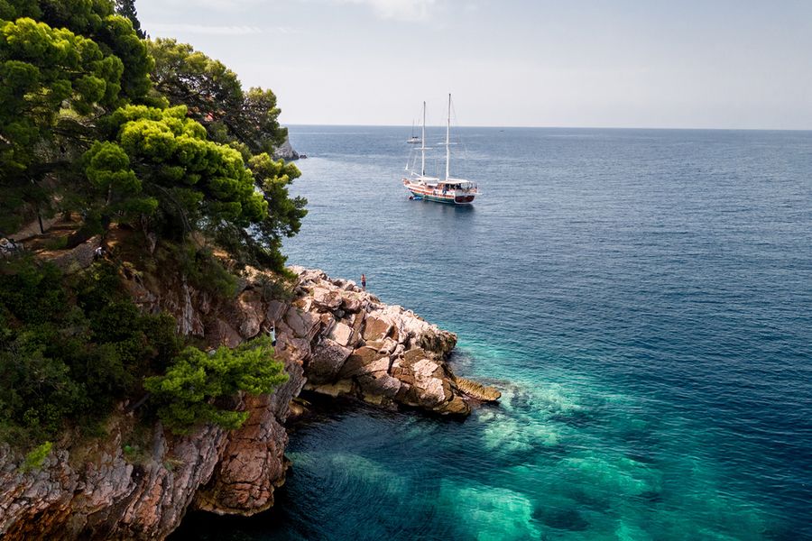 Une mer turquoise éclatante nichée entre de blanches falaises calcaires au parc national des Calanques en France, l'un des meilleurs parcs nationaux de France présentés dans le guide de Photobox.