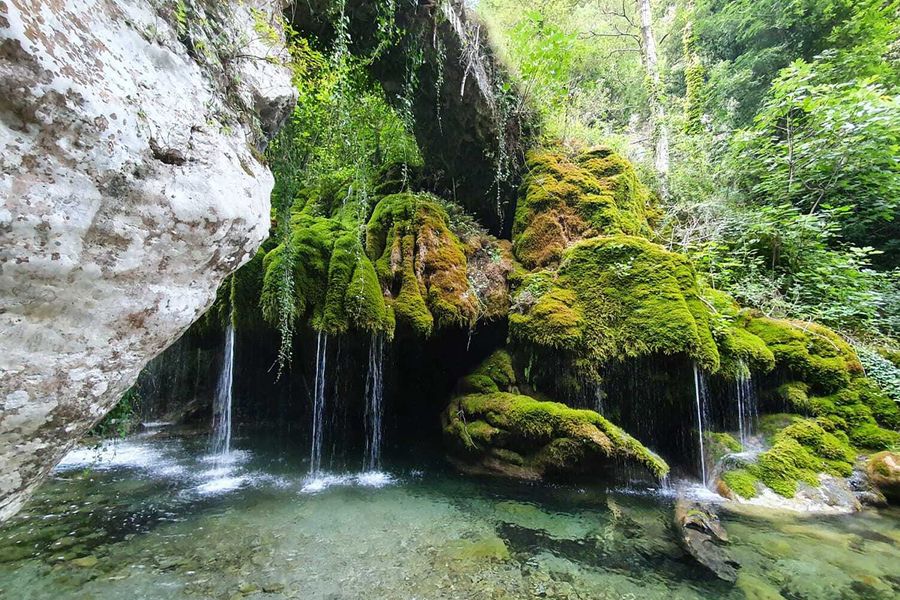 Des plages de sable immaculées côtoient d'anciens temples grecs et des oliveraies au parc national du Cilento, Vallo di Diano e Alburni en Italie, l'un des meilleurs parcs naturels d'Europe présentés dans le guide de Photobox.