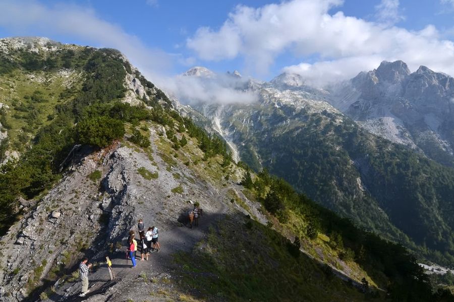 Des sommets déchiquetés et de paisibles lacs alpins au parc national de Prokletije au Monténégro, surnommé les « Alpes des Balkans » et candidat sérieux au titre de meilleur parc national d'Europe, présenté dans le guide de Photobox.