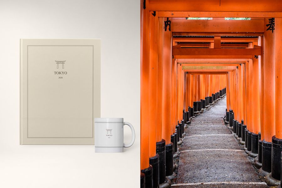 Un livre photo et un mug intitulés 'Tokyo' sont posés à côté d'une image de sanctuaires orange au Japon, illustrant le design Archive Edit de Photobox avec des mises en page épurées et de subtiles illustrations de couverture.