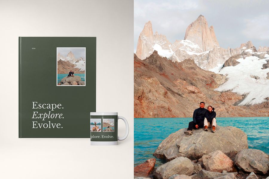 Un livre photo et un mug dans le design Editorial Earth de Photobox, accompagnés d'une image d'un couple sur un rocher avec des montagnes et de l'eau en arrière-plan, avec une typographie de couverture audacieuse et des couleurs naturelles.
