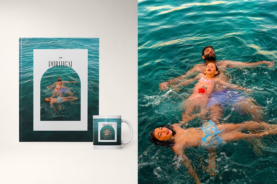 Un livre photo et un mug assorti dans le design The Open Arch de Photobox, montrant un père et ses deux fils en train de jouer dans l'eau, encadrés par de douces bordures en forme d'arche.
