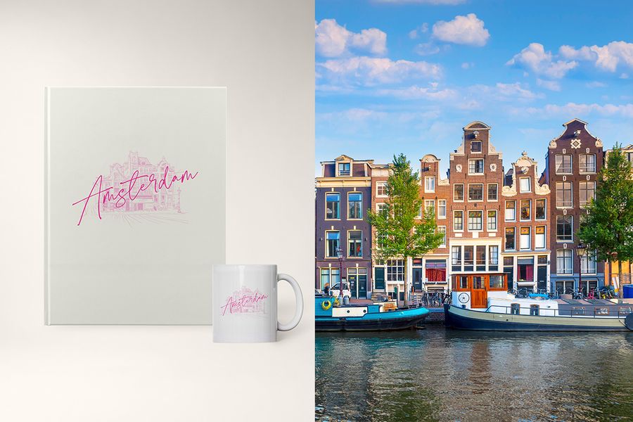 Un livre photo et un mug intitulés 'Amsterdam' présentent une illustration esquissée de la ville, illustrant le design City Sketch de Photobox avec des dessins originaux au trait et des palettes de couleurs inspirées de la destination.