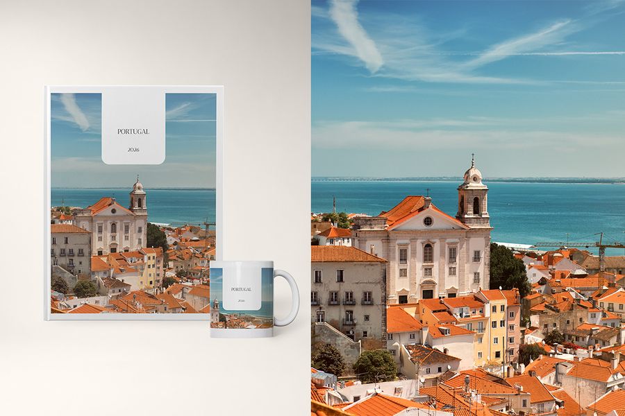 Le design The Travel Chapter est présenté à côté d'un mug assorti de Photobox, avec des mises en page épurées et des photos pleine page pour mettre en valeur grands paysages et architecture.