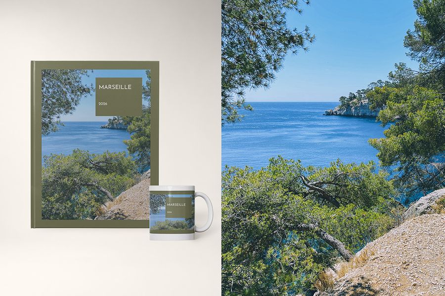 Un livre photo et un mug dans le design Travel Hues de Photobox, avec des blocs de couleurs audacieux inspirés des palettes de destinations, comme les tons terracotta de l'Espagne et les bleus froids de la Norvège.