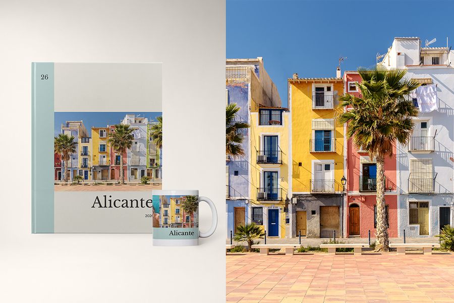 Un livre photo et un mug dans le design Sights of the World de Photobox, célébrant les destinations grâce aux couleurs, à la typographie et à une organisation réfléchie, parfait pour créer une bibliothèque de voyage.