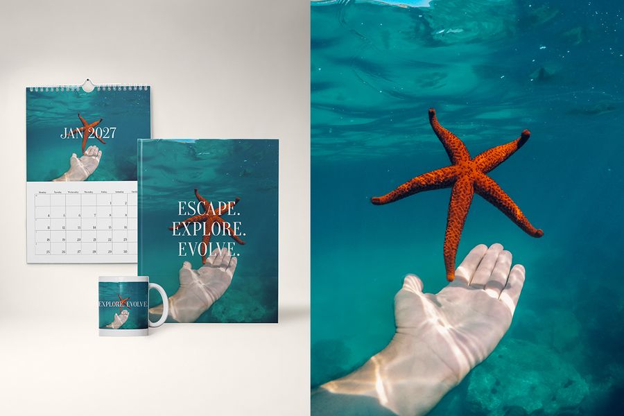 Un livre photo, un mug et un calendrier dans le design Endless Escape de Photobox, avec une image d'une main tendue vers une étoile de mer sous l'eau, parfait pour les vacances à la plage et les voyages d'île en île.