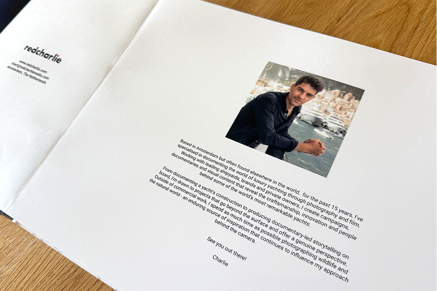 Une double page ouverte du livre photo de Charl van Rooy présente la première page avec un portrait de lui et une introduction à son style de photographie, illustrant les conseils de Photobox pour structurer un portfolio photographique.