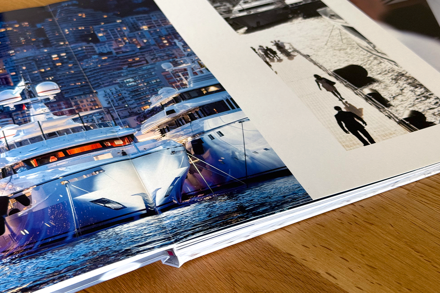 Une double page ouverte du livre photo de Charl van Rooy montre comment le format layflat permet aux images de s'étendre sans coupure sur la page, rendant son portfolio photographique plus facile à présenter.