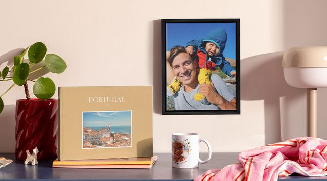 Une collection de produits photo personnalisés exposés sur une étagère, dont un livre photo, un tirage encadré et un mug.