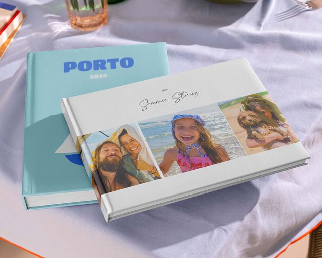 Un livre photo personnalisé rempli de souvenirs de voyage et de photos de vacances.