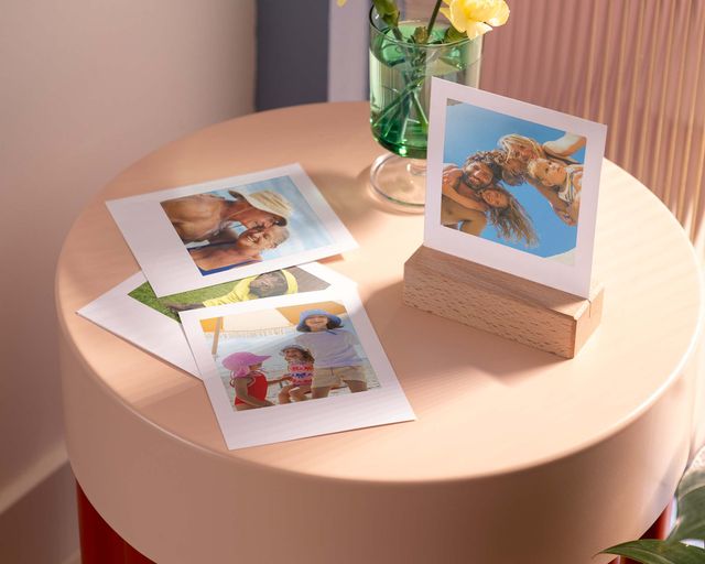 Une collection de tirages photo mettant en valeur des souvenirs d'été.
