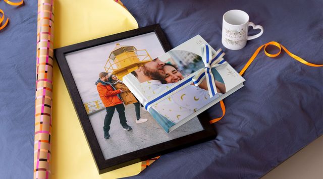 Cadeaux d'anniversaire de mariage personnalisés Photobox : un livre photo, un mug à anse cœur et une toile photo encadrée.