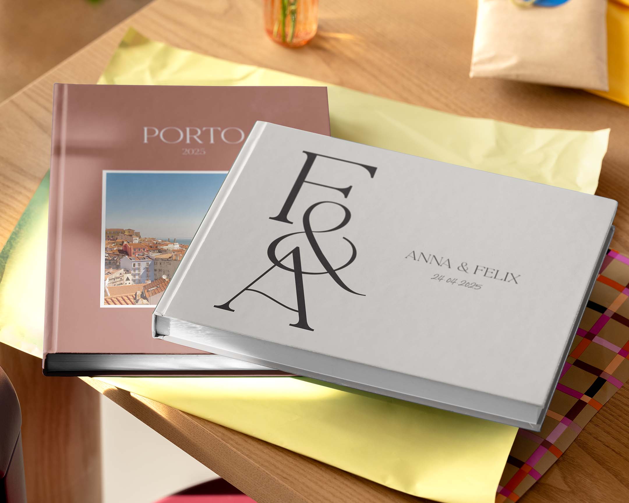 Deux livres photo personnalisés posés sur une table, de tailles et de designs différents.