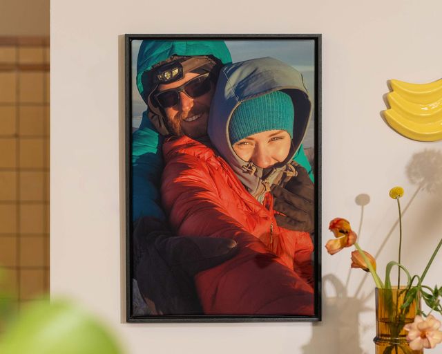 Une photo encadrée d'un couple accrochée au mur.