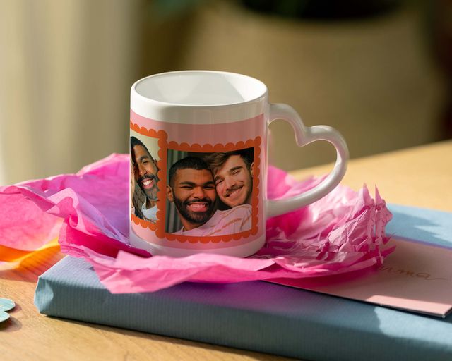 Un mug à anse en forme de cœur personnalisé avec les photos d'un couple.