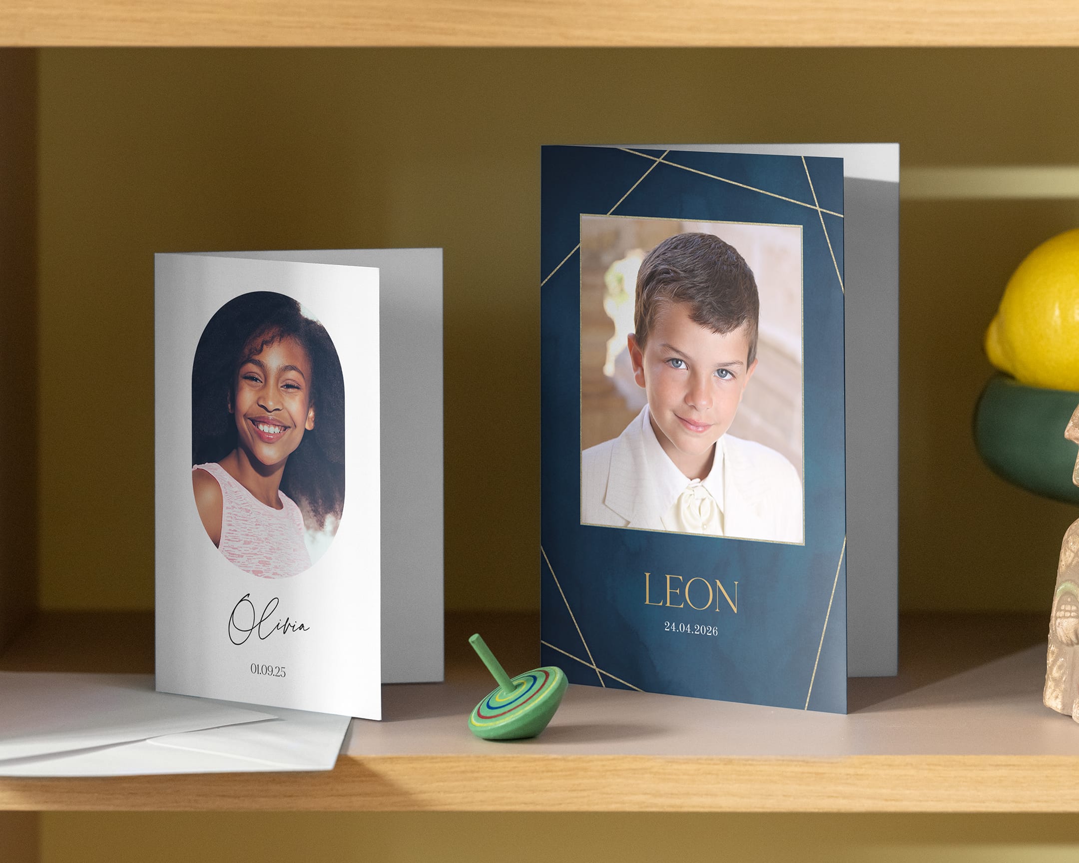 Faire-part de communion ouvert avec visuel d'enfants et enveloppes