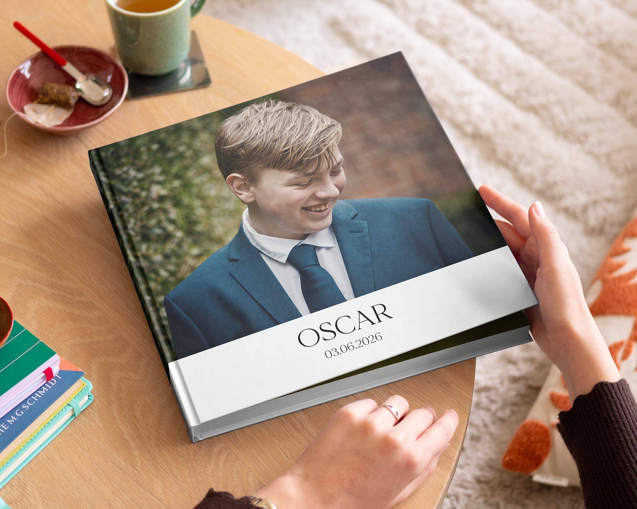 Livre photo de communion ouvert avec visuels d'enfants