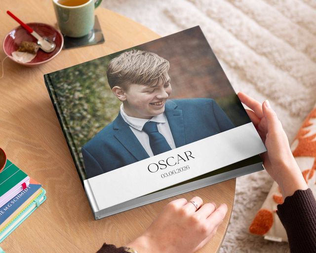 Livre photo de communion ouvert avec visuels d'enfants