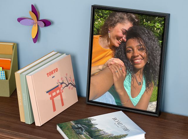 Une déco photo et plusieurs livres photo personnalisés sur une étagère