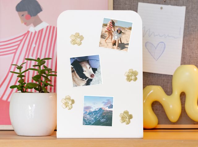 Trois magnets personnalisés sur une surface magnétique