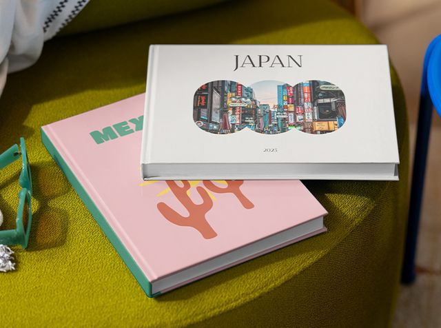 Deux livres photo de voyage posés sur une chaise