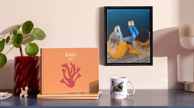 Produits photo personnalisés Photobox : un livre photo, une déco photo encadrée et un mug.