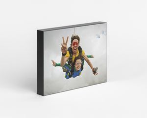 Un bloc photo avec l'image de deux personnes sautant en parachute