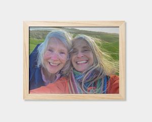 Un poster encadré avec l'image de deux femmes souriantes