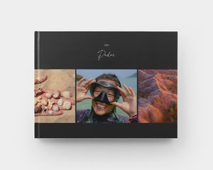 Un livre photo à couverture rigide au format paysage avec des photos d’été sur la couverture