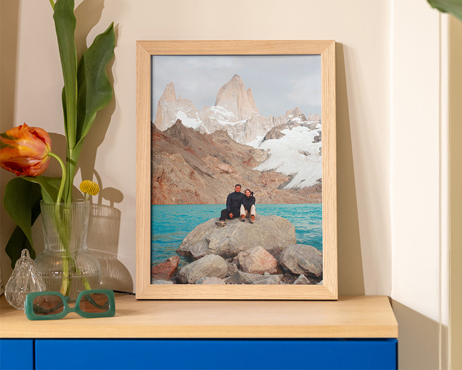 Photo de paysage encadrée posée sur une étagère en bois