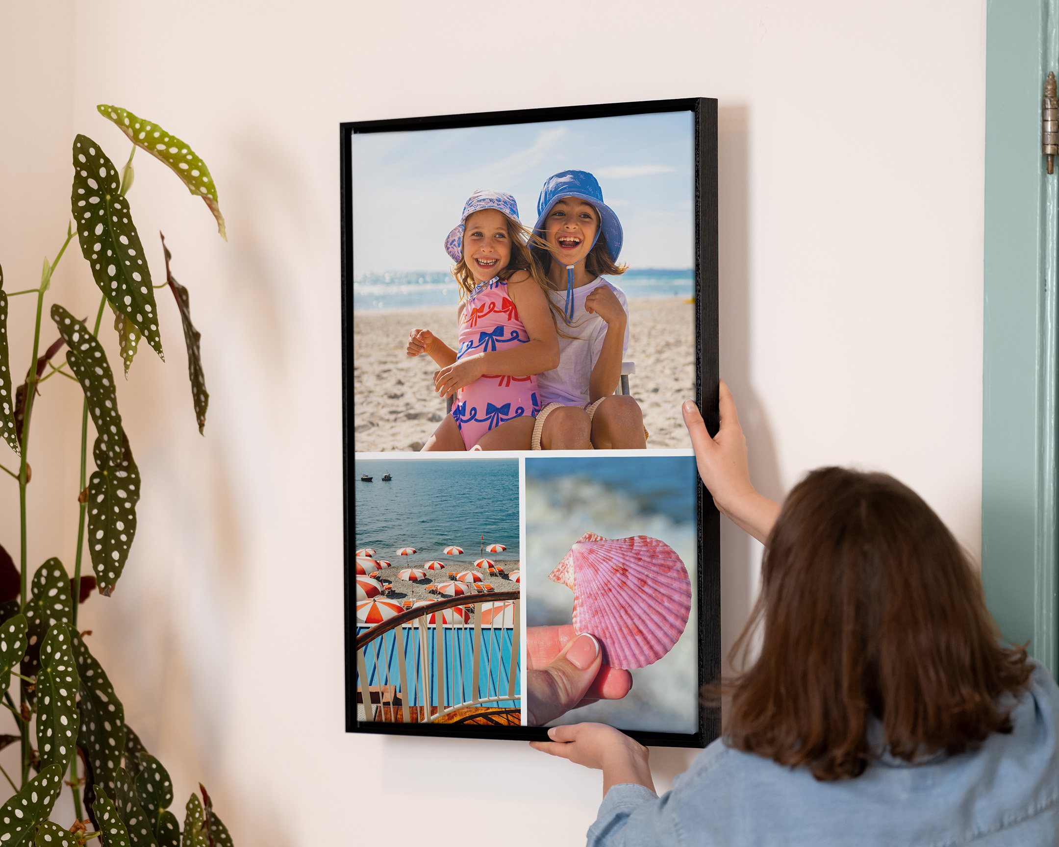 Personne accrochant un tirage pêle-mêle encadré