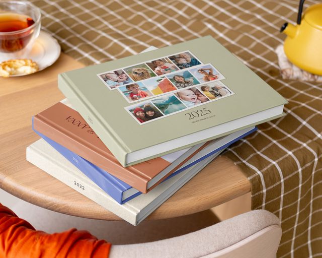 Pile de livres photo personnalisés sur une table