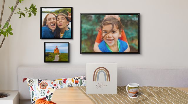 Coin séjour avec déco photo encadrée, livre photo et mug
