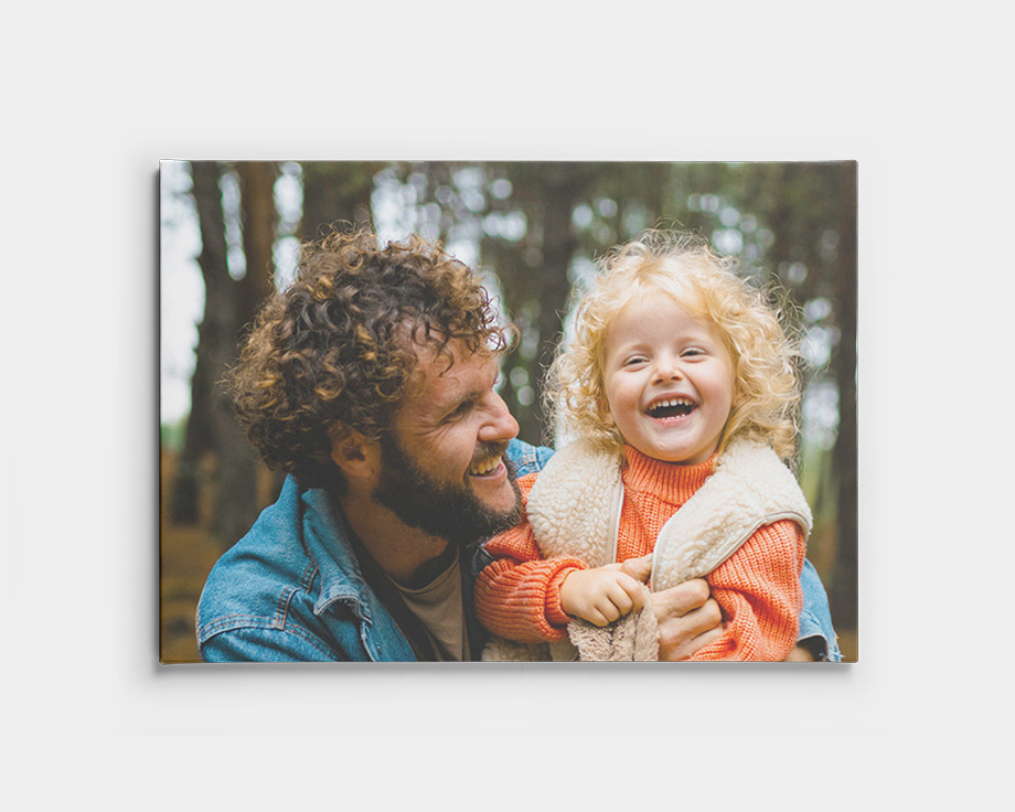 Photo sur toile d'un père et son enfant souriants en forêt