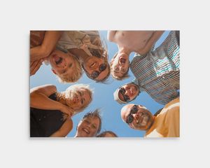 Photo sur aluminium d'un groupe en cercle sous le ciel bleu