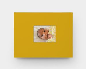 Livre photo à couverture fenêtre jaune