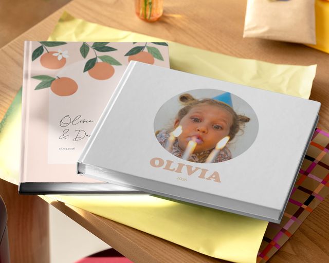 Une table sur laquelle sont posés des livres photo.