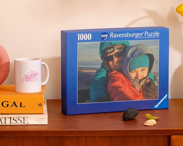 Une sélection de cadeaux : toile encadrée, puzzle, bloc photo et mug.