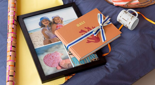 Idées de cadeaux pour la maison : livre photo personnalisé, pêle-mêle encadré et mug.